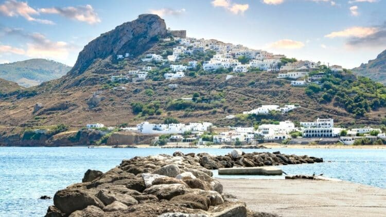 Village blanc en bord de mer dans les îles Sporades en Grèce.
