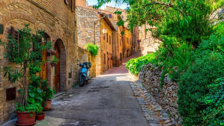 Rue pavée d'un village médiéval en Toscane.