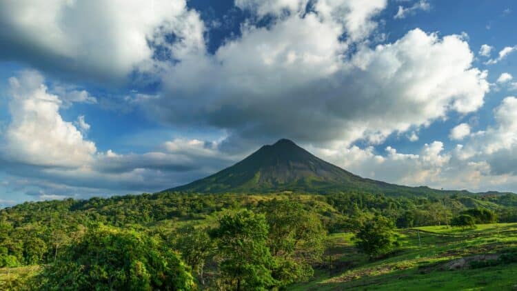 Volcan entouré d'une végétation luxuriante au Costa Rica.