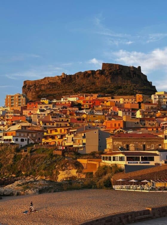 Vue sur le village de Castelsardo en Sardaigne au coucher du soleil.