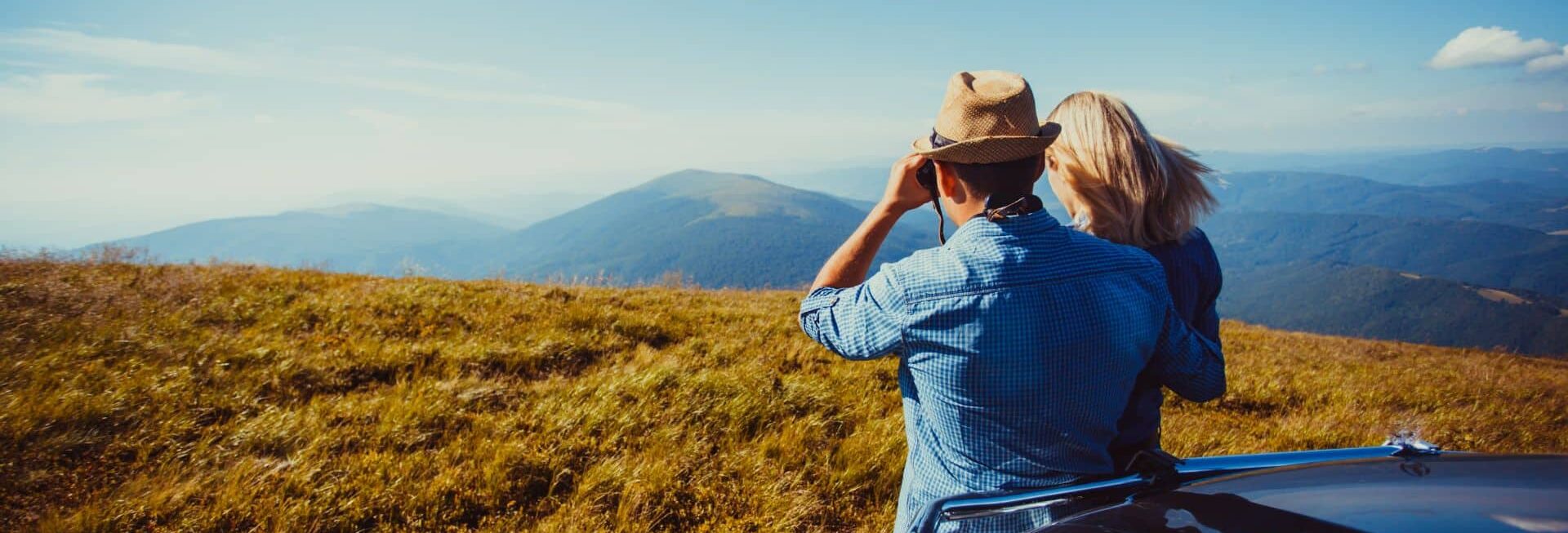 Couple photographiant un paysage de montagne pendant un voyage.
