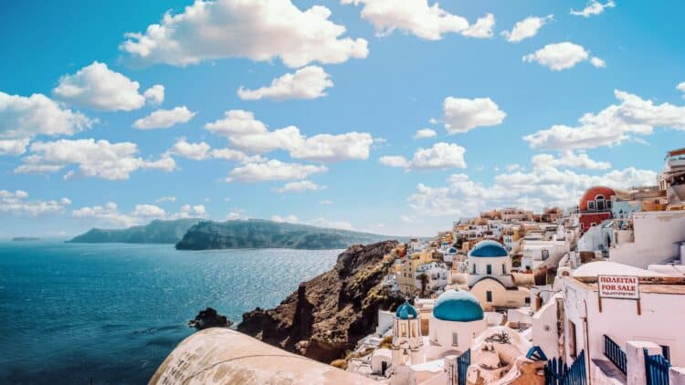 Vue sur les maisons blanches et dômes bleus de Santorin dans les Cyclades.